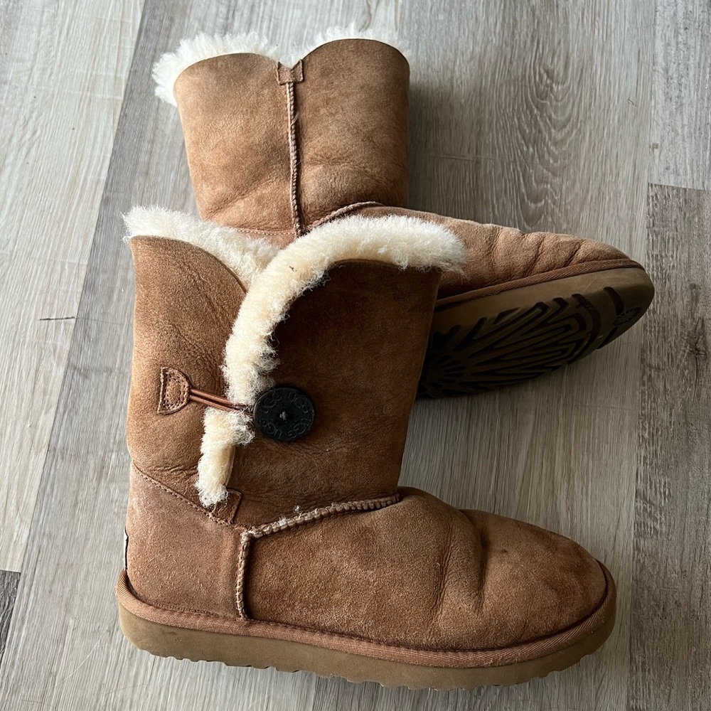 UGG Australia Bailey Button Boots in Chestnut size 7